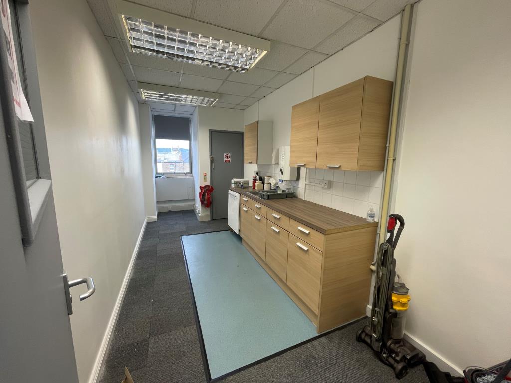Lot: 30 - SUBSTANTIAL FREEHOLD OFFICE PREMISES WITH CAR PARK IN PROMINENT LOCATION - Kitchen space